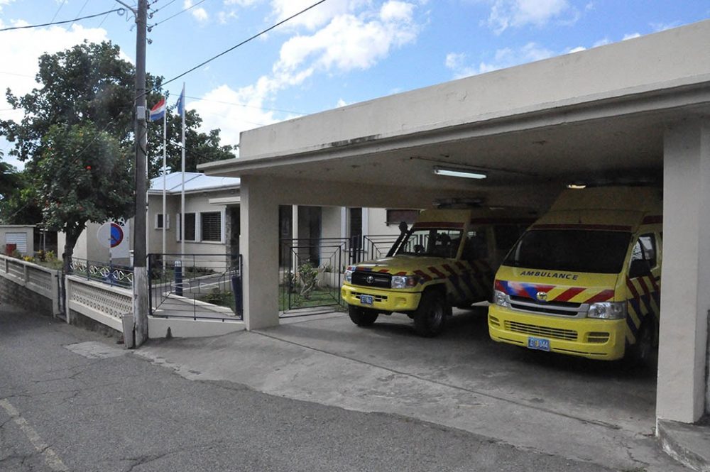 A duna man cu aparato, material y conocemento di PCR testLabHOH Aruba ta brinda ayudo na isla ruman st. Eustatius