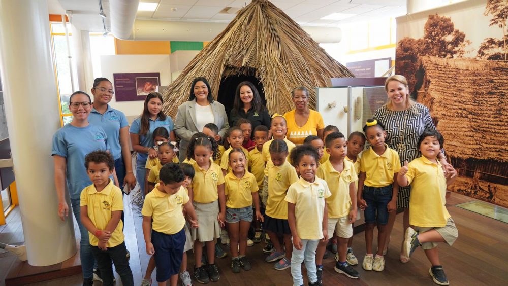 Minister di Cultura Xiomara Maduro: Muchanan di Anglo Kleuterschool a bishita Museo Archeologico Nacional di Aruba