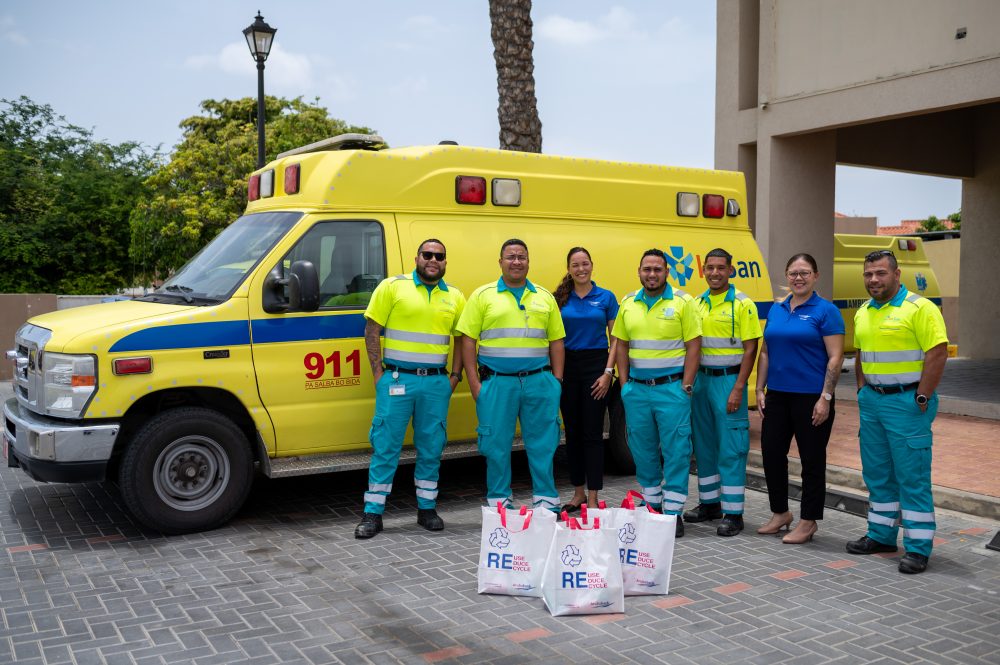 Aruba Bank a haci entrega di lunch na team di Ambulans