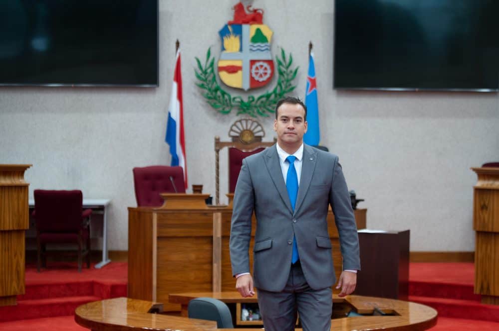 Minister Geoffrey Wever riba situacion di Stacion di Gasolin Aruba Banker’s Association a acorda pa suspende fee te 1 october