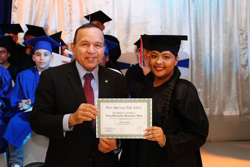 MINISTER ENDY CROES TA FELICITA E GRADUADONAN IBERO AMERICAN PRIMARY SCHOOL & HIGH SCHOOL.