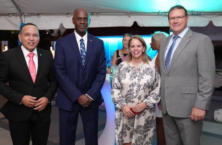 MINISTER ENDY CROES A ATENDE RECEPCION DI DESPEDIDA PA GOBERNADOR HOLIDAY DI SINT MAARTEN OFRECI PA GOBERNADOR DI ARUBA, SR. ALFONSO BOEKHOUDT.