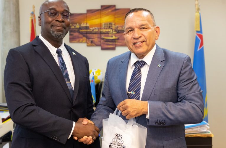 MINISTER ENDY CROES TA FELICITA DRS. SAMUEL DUMFRIES CU A CUMPLI 30 AÑA DEN SERVICIO DI GOBIERNO.