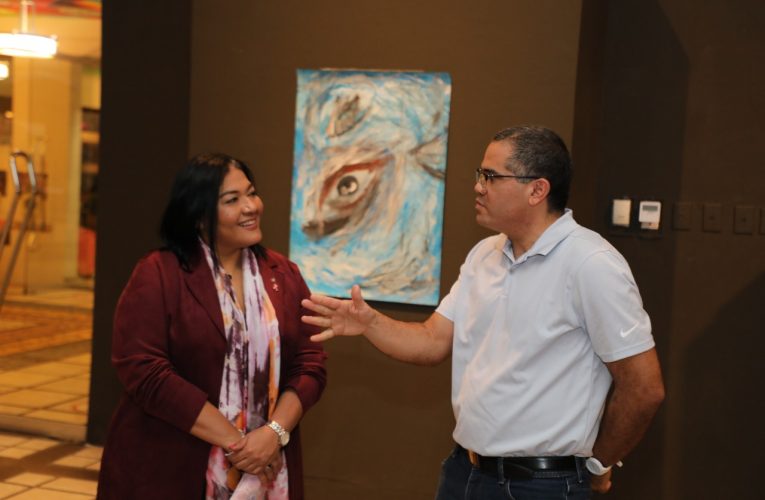 Minister Xiomara Maduro a bishita e exposicion POP-ART di Elgin Flanegien