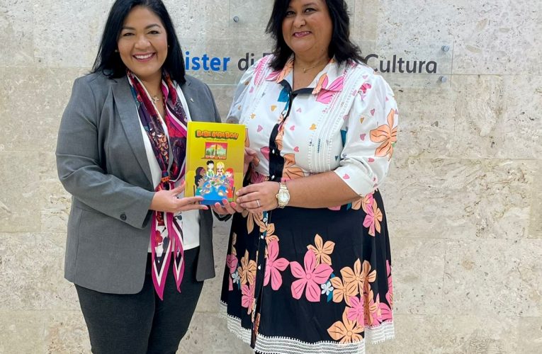 Minister Xiomara Maduro a ricibi e buki ‘Bebe Bira Bon’ di Denise de Jongh-Rekwest en conexion cu Festival di Buki pa Mucha 2022