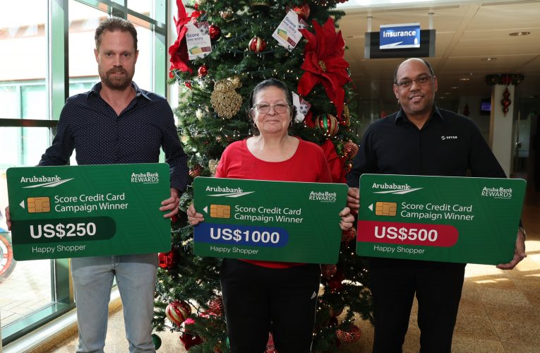 Aruba Bank a haci entrega di premio na tres ganador di “Score Credit Card Campaign”