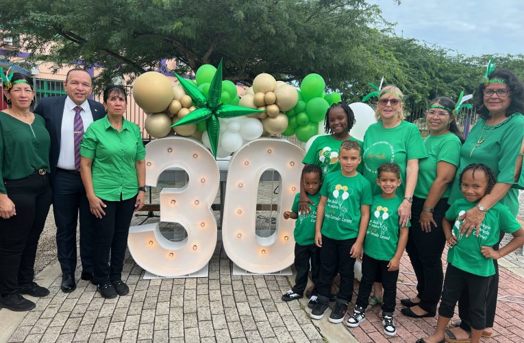 MINISTER ENDY CROES TA FELICITA Y GRADICI COLEGIO CONRADO CORONEL CU 30 AÑA DEN ENSEÑANSA DI ARUBA.