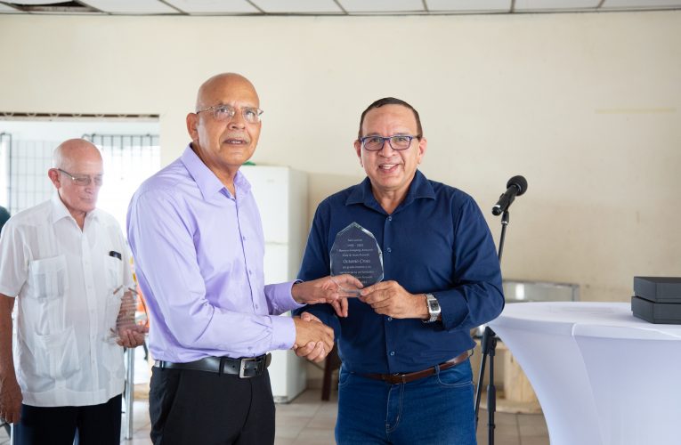 MINISTER ENDY CROES A ENTREGA PREMIO DURANTE CELEBRACION DI 30 ANIVERSARIO DI DAMVERENINGING AROWAK