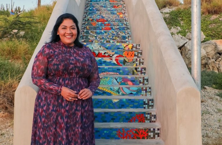 Minister Xiomara Maduro tabata na e desvelo di e Obra di Arte di Mosaico na e trapi di Rodgers Beach