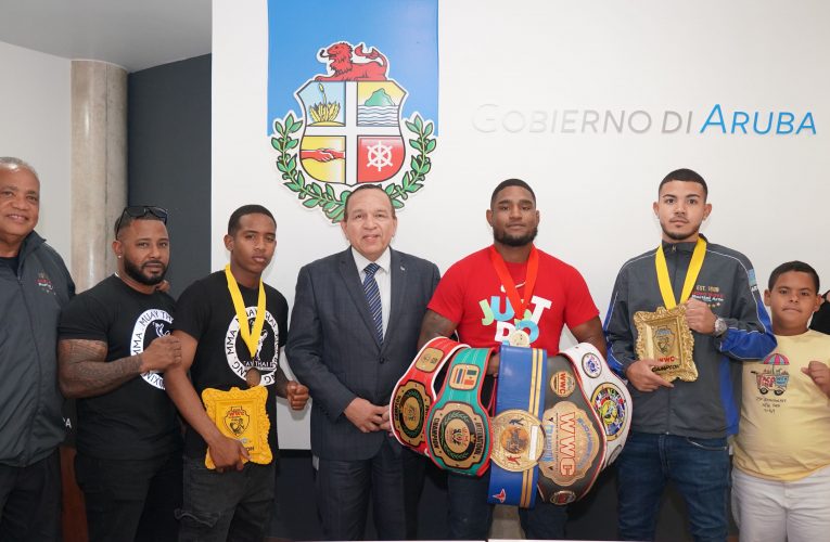 MINISTER ENDY CROES RICIBI ATLETANAN DI MUAY THAI CU A CONKISTA VARIOS TITULO Y FAHA DI CAMPEON NA QUITO, ECUADOR.