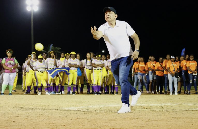 MINISTER ENDY CROES A LANSA E PROME BALA DI TORNEO INTERNACIONAL DI SOFTBALL DI DAMAS 30 PLUS.