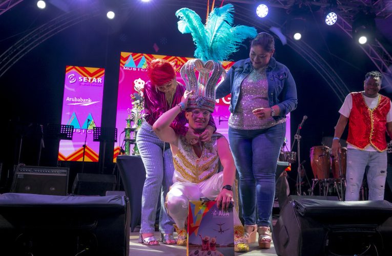 Aruba Bank celebrando mornarcanan na Carnival Village