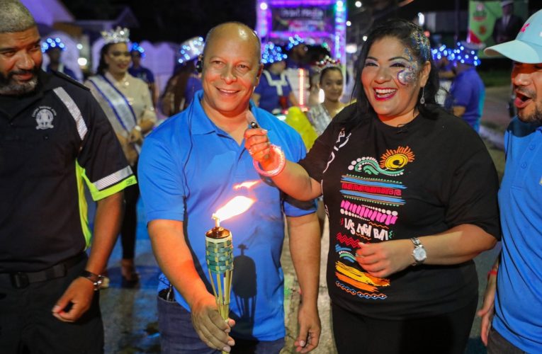 Minister Maduro di Cultura a cende flambeu pa duna inicio na Aruba su Carnaval 69