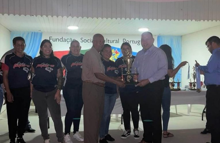 MINISTER ENDY CROES A ENTREGA PREMIO NA GANADONAN DI CAMPEONATO 2022 DI ARUBA SOFTBALL BOND. 