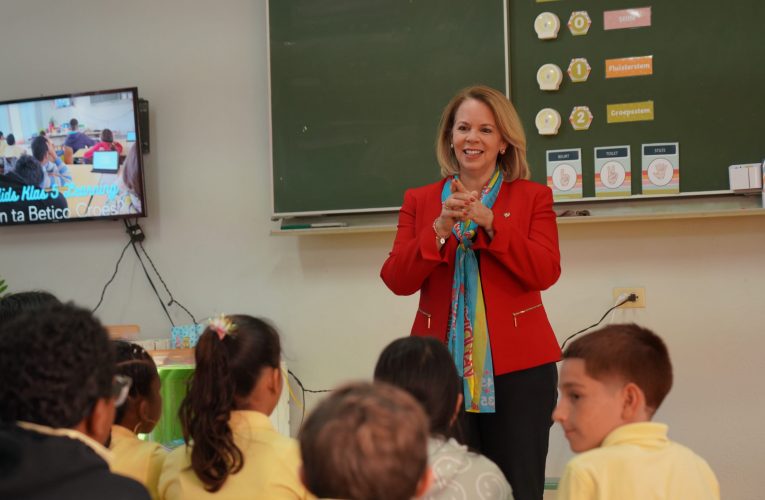 Prome Minister Evelyn Wever-Croes A BISHITA MARIA GORETTI BASIS SCHOOL