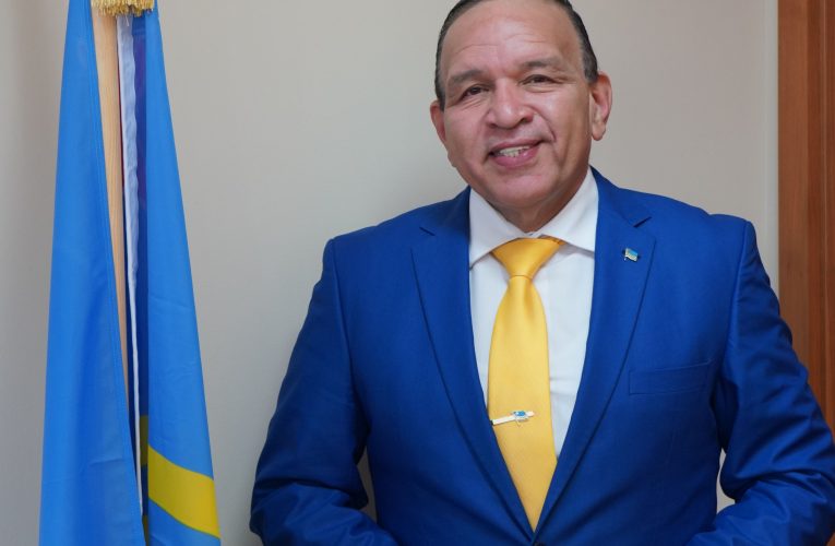 MINISTER ENDY CROES A REUNI CU BOHAMA ARUBA N.V. KENDE A GANA E PROME FASE PA RENOBACION DI COMPLEHO DEPORTIVO GUILLERMO PROSPERO TRINIDAD.