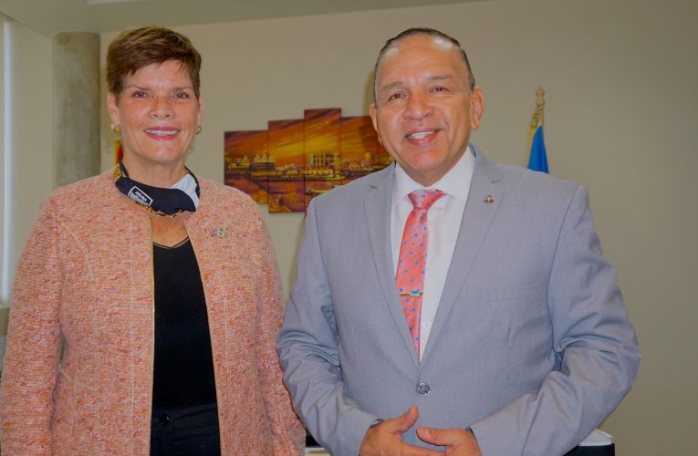 MINISTER ENDY CROES A REUNI CU VICE PRESIDENTE DI COMITEE OLYMPICO INTERNACIONAL SRA. NICOLE HOEVERTSZ.