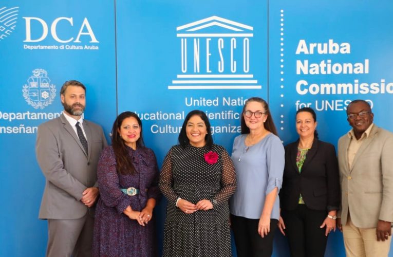 Minister di Cultura ta presenta dos programa informativo tocante UNESCO Aruba