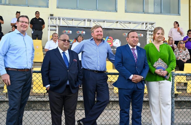 Minister di Deporte Endy Croes a presencia evento deportivo hunto cu Rey Willem-Alexander, Prinses Amalia y Gobernador di Aruba Alfonso Boekhoudt.