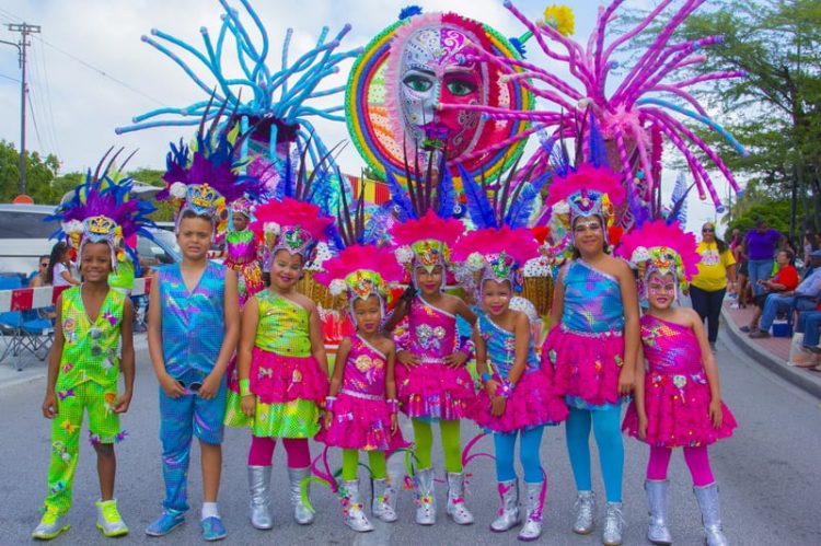 Fin di siman activo y ambientoso nacaminda den Aruba su Carnaval !