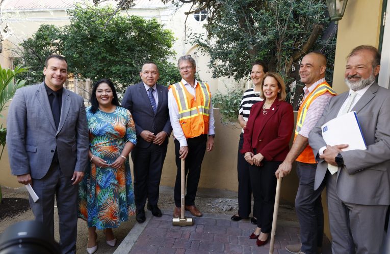 MINISTER ENDY CROES A PRESENCIA CEREMONIA OFICIAL DI TRASPASO DI E MONUMENTO MARIA CONVENT PA FACULTAD DI SISSTEM DI UNIVERSIDAD DI ARUBA.