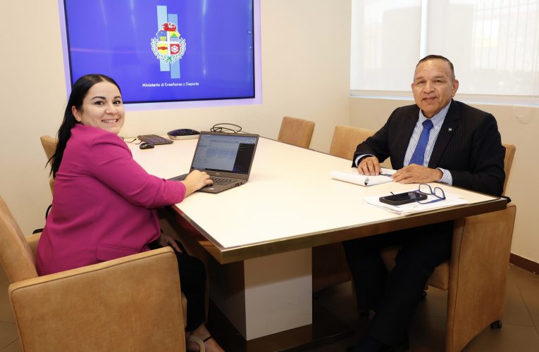 Minister Endy Croes ta reuni cu Sales Manager di PBS Aruba.