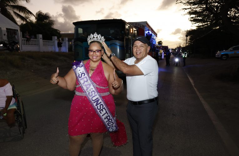 MINISTER ENDY CROES A DUNA E GRAN INICIO NA E EXCELENTE SUNSET PARADE DI NOORD 2023.