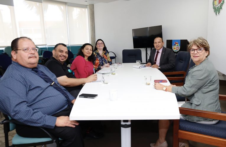 MINISTER ENDY CROES A REUNI CU DIRECTIVA DI STICHTING AVONDONDERWIJS ARUBA (SAA). 