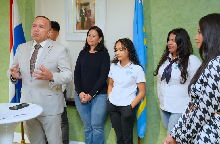 MINISTER ENDY CROES A DESEA E STUDIANTENAN DI COLEGIO EPI HOPI EXITO CU NAN PASANTIA NA IBEROSTAR NA RIVIERA MAYA, MEXICO