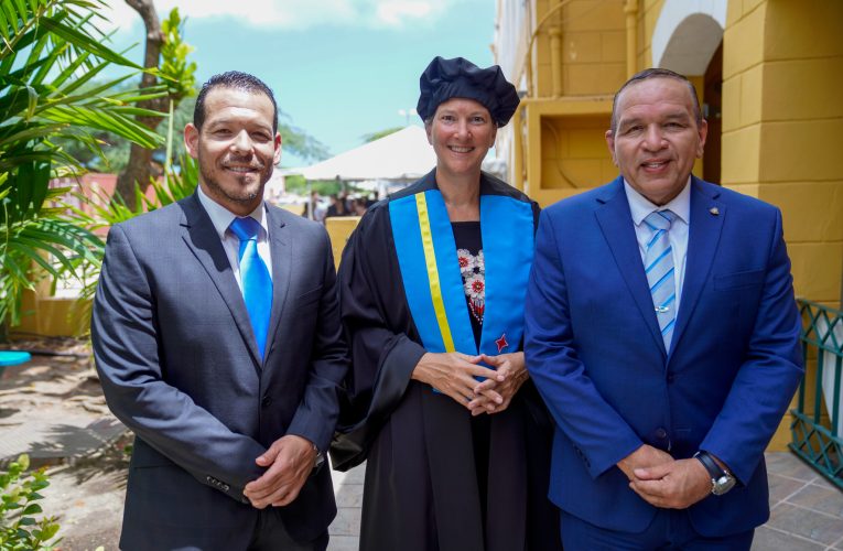 MINISTER ENDY CROES TA DESEA TUR STUDIANTE Y DOCENTE DI UNIVERSIDAD DI ARUBA UN AÑA ACADEMICO EXITOSO