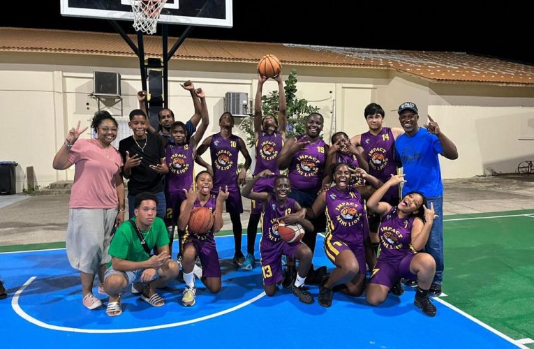 KIWANIS CLUB OF ARUBA TA CONTRIBUI  CU MATERIAL DEPORTIVO NA IMPACT BASKETBALL CLUB