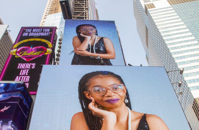 MODELO SPECIAL DI “SEA BUNITA SEA BO MES” KAY RICHARDSON A SALI ARIBA PANTAYA GIGANTESCO (BILLBOARD) DEN TIME SQUARE NEW YORK