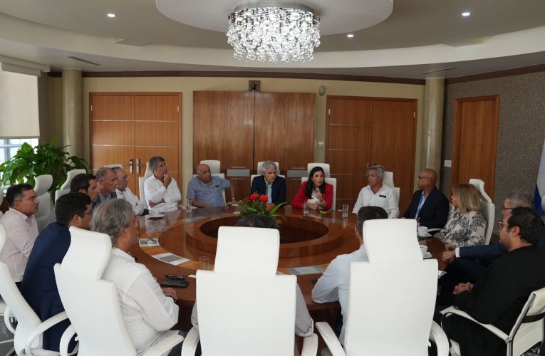 Prome Minister Evelyn Wever-Croes: REUNION ENTRE GOBIERNO DI ARUBA Y INVERSIONISTA Y DESAROYADONAN DI SECRETS BABY BEACH ARUBA TABATA UNO POSITIVO