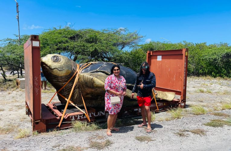 MINISTER MADURO DI CULTURA TA YAMA BONBINI NA ‘DRIEKIEL’ CU TA UN OTRO BUNITA OBRA DI ARTE PUBLICO PA DORNA ARUBA SU PAISAHE