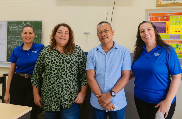 Aruba Bank a haci donacion di smart TV na Filomena College MAVO