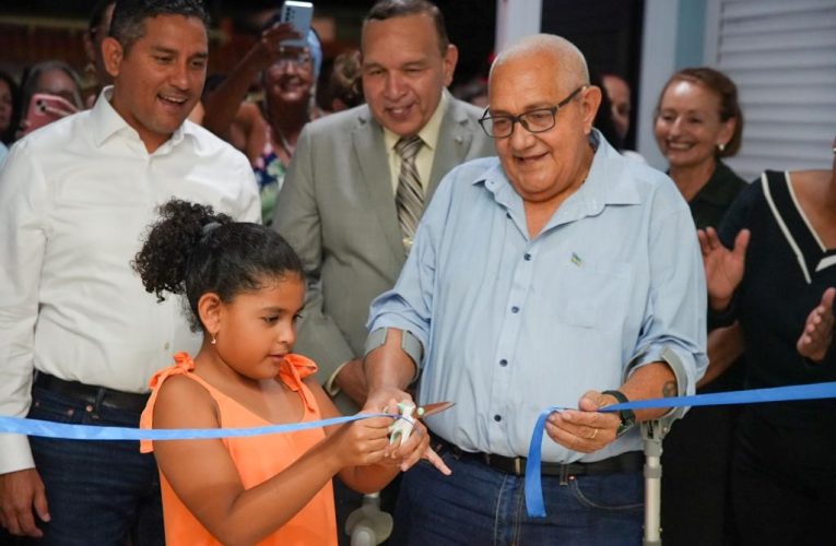 MINISTER ENDY CROES TA FELICITA SR. MARIO CARRERA CU UN BUNITA EXPOSICION “E BALOR DI NOS PISCADONAN”