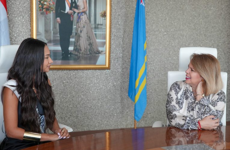 Prome Minister Evelyn Wever-Croes: PROME MINISTER A ENTREGA PIN DI BANDERA DI ARUBA NA KAROL CROES Y A NOMBRE COMO EMBAHADORA OFICIAL DI NOS BEYEZA ARUBANO