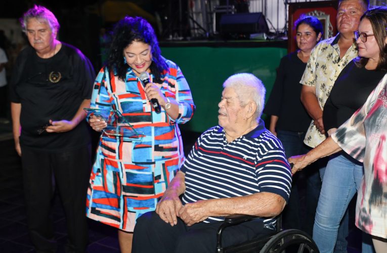 Minister di Cultura a honra sr. Tommy Figaroa y  sr. Patan Farro como baluarte durante e ‘Fiesta Tipico di Bario’ na Bubali Sport Club