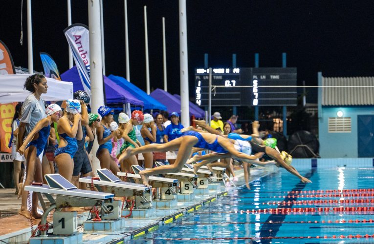 Aruba Bank comprometi cu deporte ta sostene prome competencia di landamento di Giants Aquatics Aruba