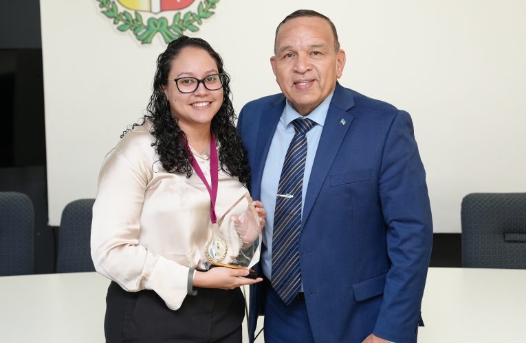 MINISTER ENDY CROES TA FELICITA LIZANNE KELLY CU A SALI DI 5LUGA DEN CAMPEONATO MUNDIAL DI DOMINO NA LAS VEGAS