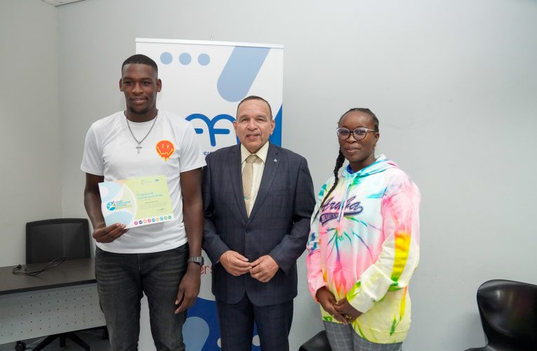 MINISTER ENDY CROES TA FELICITA E ALUMNONAN DI OAA CU A RICIBI NAN CERTIFICADO DI ARUBA CERTIFICATION PROGRAM