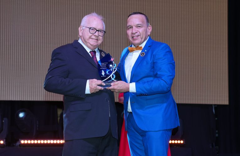 SR. CLARET LOPEZ A RICIBI RECONOCEMENTO DI BALUARTE DEPORTIVO DURANTE E EVENTO DI GALA DI PREMIO EXCELENCIA DEN DEPORTE