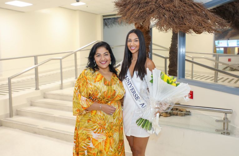 Minister Xiomara Maduro a yama bonbini na Miss Universe Aruba, Karol Croes