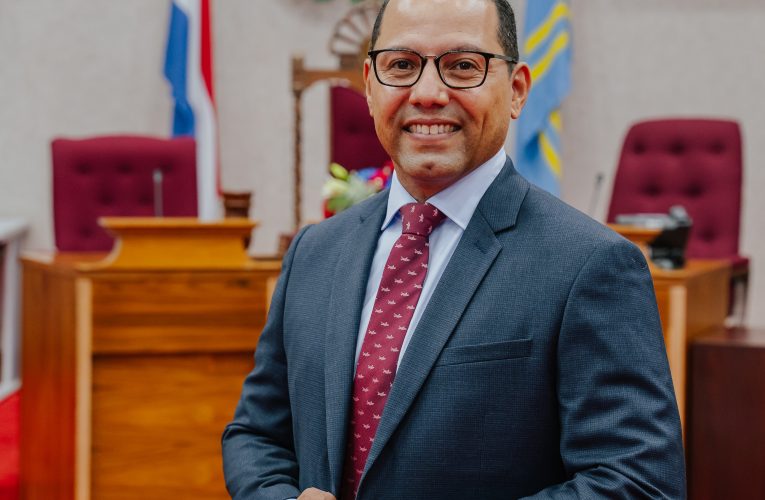 Entrevista di Siman cu Parlamentario Ricky Hoek: Dos aña den Parlamento, un caminda di compromiso cu e comunidad di Aruba