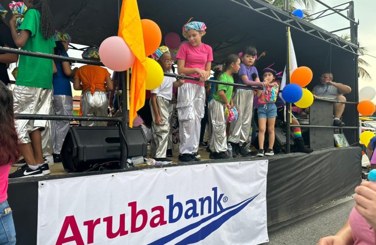 Aruba Bank ta contento di por a aporta na e yegada di Sinterklaas