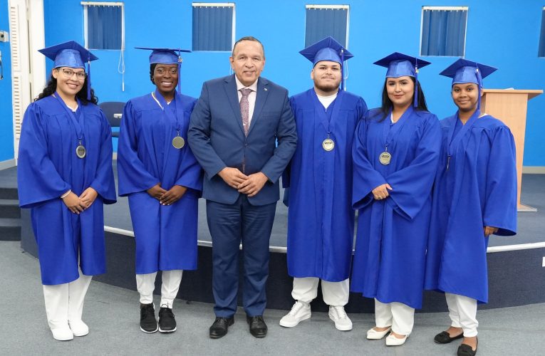 MINISTER ENDY CROES TA FELICITA E 6 GRADUADONAN DI E ESTUDIO DI SALUBRIDAD Y SERVICIO DI COLEGIO EPI