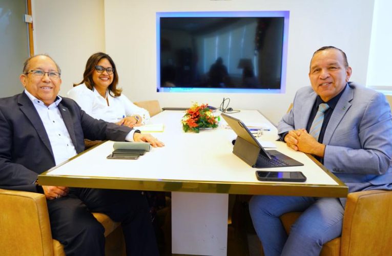 MINISTER ENDY CROES Y MINISTER PLENIPOTENCIARIO ADY THIJSEN A TRATA DIFERENTE PUNTO IMPORTANTE RELACIONA CU E STUDIANTENAN CU TA BAY HULANDA PA CONTINUA NAN ESTUDIO