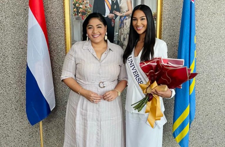 Conseho di Minister a ricibi bishita di Miss Universe Aruba Karol Croes