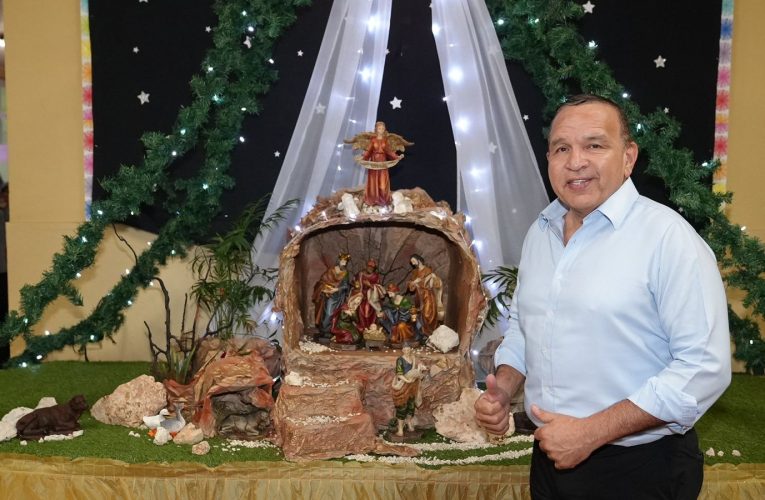 MINISTER ENDY CROES TA BISHITA CHRISTMAS VILLAGE DI ST. PAULUS SCHOOL