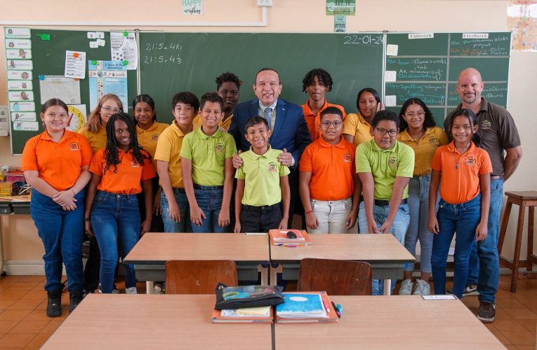 MINISTER ENDY CROES A COMBERSA CU E ALUMNONAN DI KLAS 5 Y 6 DI COLEGIO SANTA TERESITA